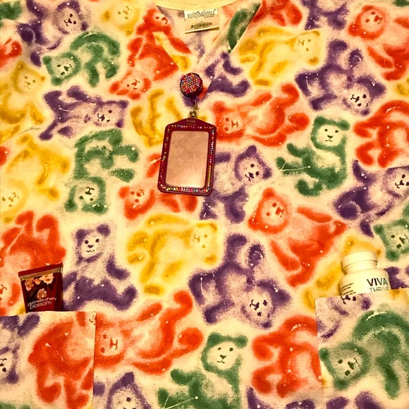 Large gummy bears scrub top 👚🐻 - Picture 2 of 7